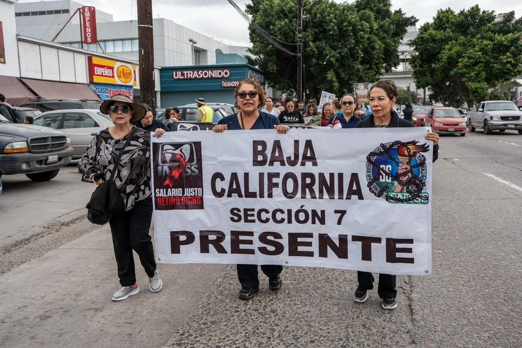 Trabajadores del IMSS realizan tercera marcha en Tijuana: exigen insumos, medicamentos y mejoras laborales