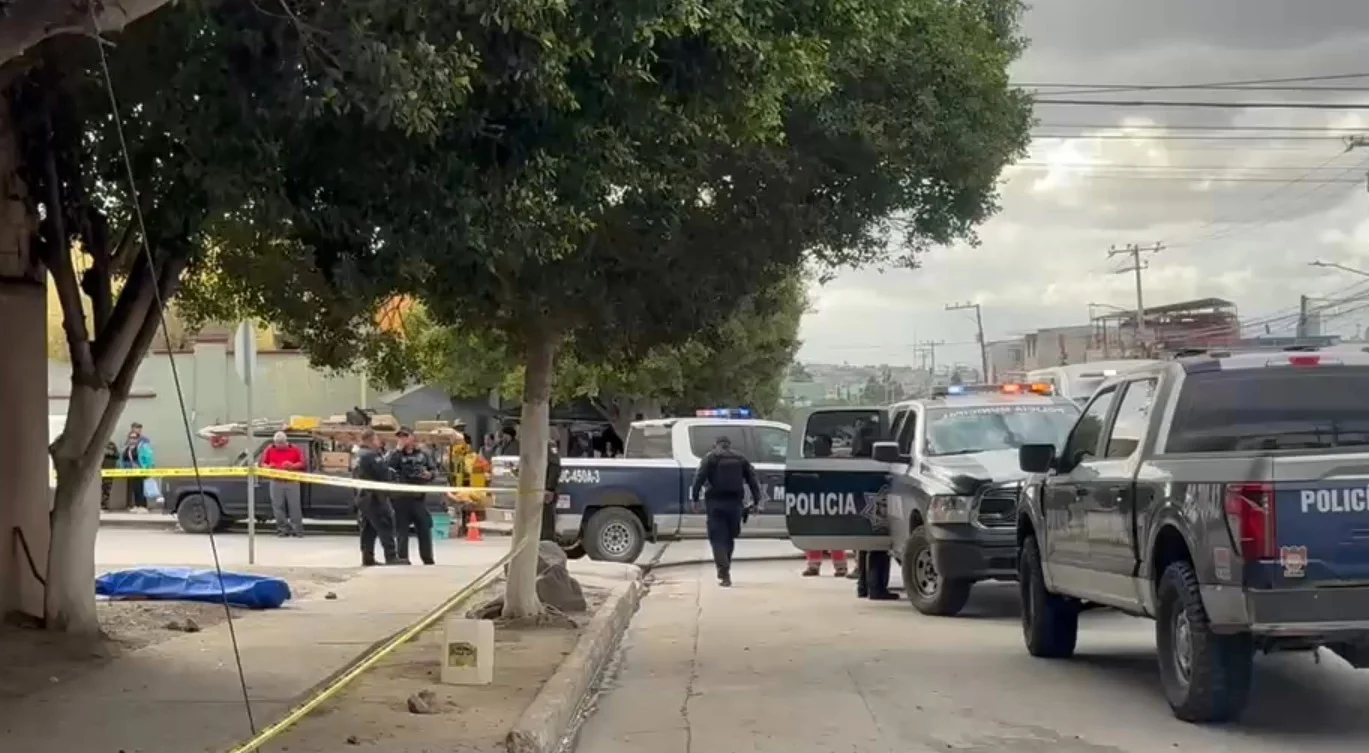 Asesinan a balazos a una mujer frente a sitio de taxi