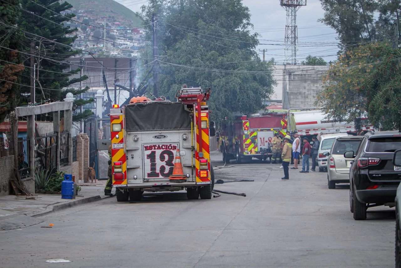 Incendio consume vivienda de dos niveles; familia solicita apoyo