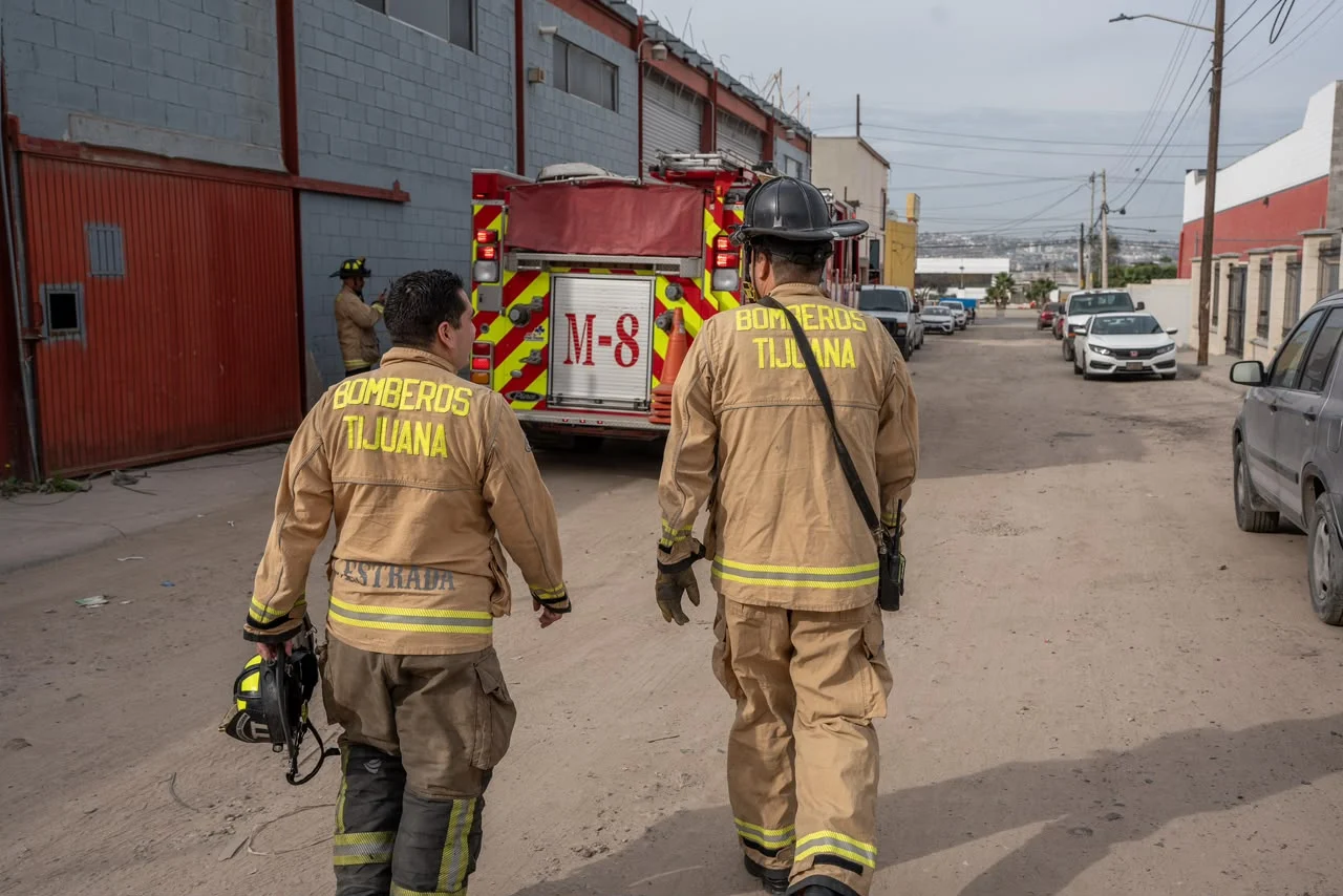 Trabajador lesionado tras caída de puerta de 50 kilos en bodega de Tijuana